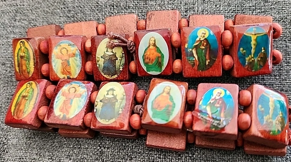 2 brazaletes de madera de cerezo hechos a mano tallados rostros santos elásticos religiosos Foto 1 de 4