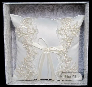 Weißes / cremefarbenes Ehering Trägerkissen - Stickerei, Perlen, Spitze, Pailletten - Bild 1 von 6
