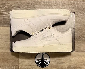 Nike Air Force 1 '07 PRM 'History of Logos' DZ5616-100 Mujer 10, Hombre 8.5 - Imagen 1 de 12