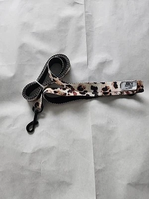 Correa para mascotas Juicy Couture con estampado animal de guepardo. 6 pies Foto 1 de 3