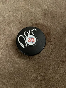 Disco con logotipo autografiado por Dylan Strome de Washington Capitals 50 aniversario - Imagen 1 de 2