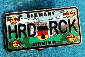 PIN DE MATRÍCULA DE MUNICH SERIE BANDERA ALEMANA ESCUDO Y CASTILLO 2015 Hard Rock Café - Imagen 1 de 1