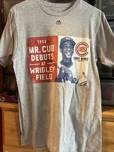 Chicago Cubs Ernie Banks T-Shirt, Men's Size M, Mr Cub Debuts at Wrigley Field - Picture 1 of 4