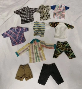 10 teiliges Konvolut Barbie Kleidung Shirts und Shorts - Bild 1 von 12