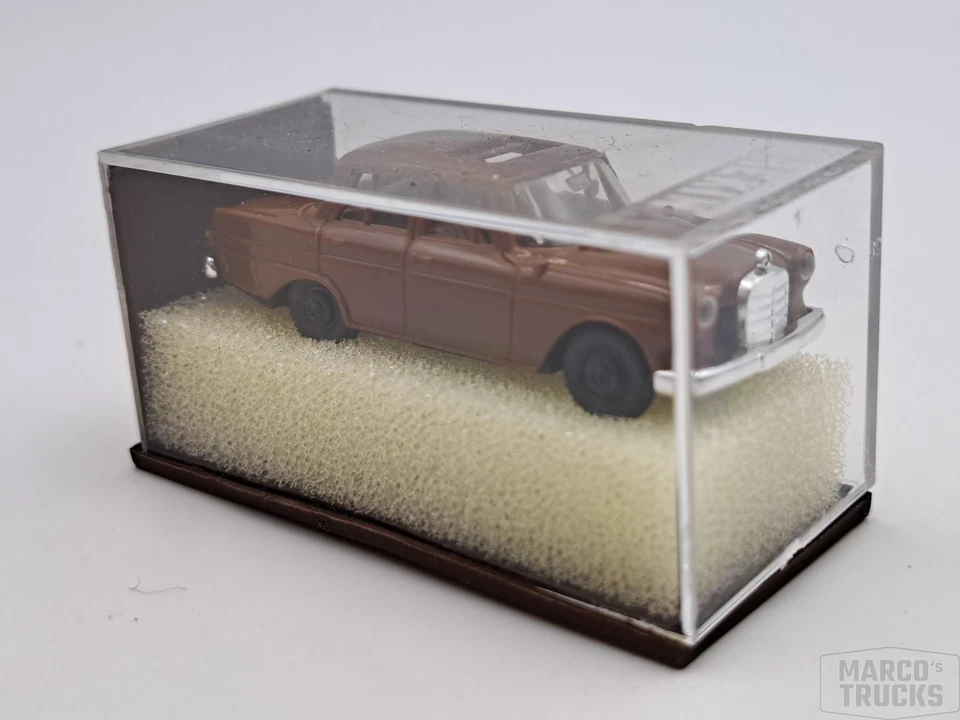 Brekina MB 190 Rear fin brown Sliding roof open No. 1803 1:87 /BRB552 - Image 1 of 1