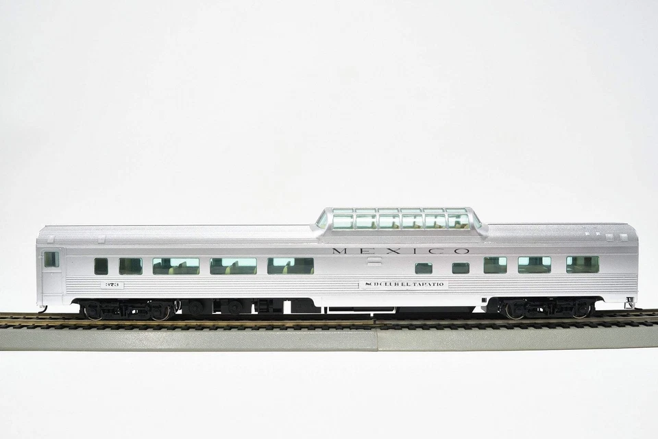Walthers Mainline 85ft Dome Car – Ferrocarriles Nacionales de México (NdeM) (Dec - Image 1 of 1