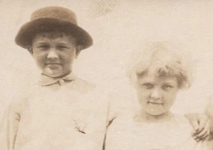 VINTAGE RPPC REAL PHOTO POSTCARD YOUNG BOY SHORT PANTS W LITTLE SISTER 080820 P - Picture 1 of 3