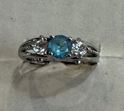 Impresionante Piedra Color Aguamarina Azul Con Zafiros Blancos Talla 9 Sobre Rodio Plata Foto 1 de 4