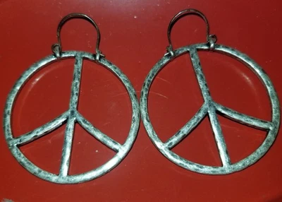 Lucky Brand Peace Sign Pierced Earrings Big Hammered Silver Distressed Vintage  - Imagem 1 de 4