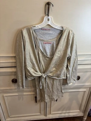 Conjunto de cárdigan sin mangas y recortado de terciopelo metálico dorado con cuentas pequeño de algodón hecho en EE. UU. Foto 1 de 4