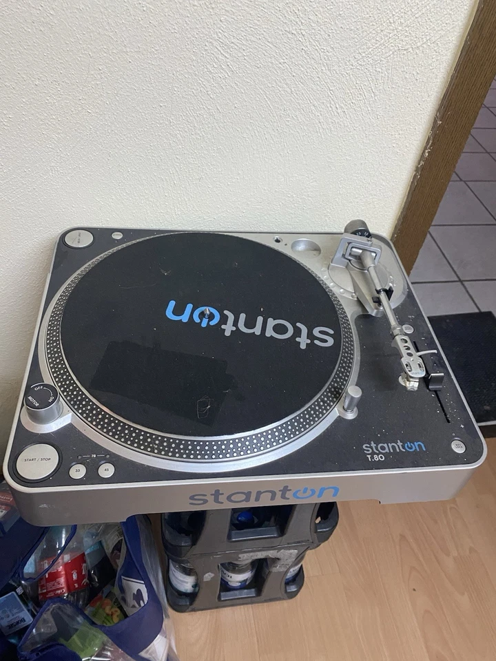 Verkaufe  Plattenspieler, Verstärker, Schallplatten  und audio Boxen - Bild 1 von 1