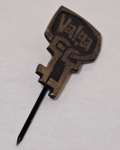 VALGA KEYS LAPEL PIN BADGE ADVERTISING COLLECTABLE BRONZE TONE NOVELTY - Picture 1 of 2