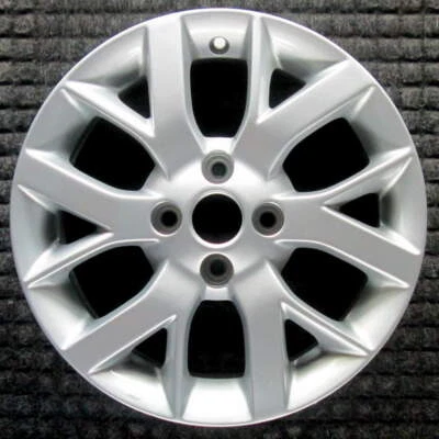Rueda Nissan Versa pintada de 15 pulgadas OEM 2015 a 2019 Foto 1 de 2