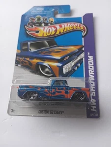 Hot Wheels 2013 HW Showroom Blue Custom '62 Chevy mit orangefarbenen Flammen & Surfboard MC - Bild 1 von 2