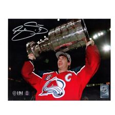 Joe Sakic signed Colorado Avalanche Stanley Cup Champions 8x10 Photo – 70300