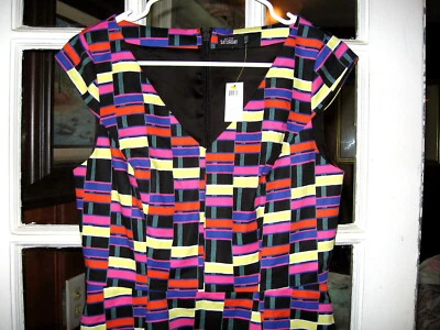 NUEVO VESTIDO KATE SPADE SÁBADO TALLA 4 ROSA PÚRPURA ROJO PLISADO GEOMÉTRICO AJUSTE ACAMPANADO NUEVO CON ETIQUETAS Foto 1 de 4