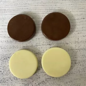 4 contadores de repuesto de backgammon vintage - tamaño 1 3/16" x 3/16" marrón y crema - Imagen 1 de 3