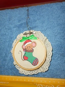 Vintage Christmas Wood Hoop Embroidery Mouse Ornament Doily 1985 GIFTCO Co - Picture 1 of 8