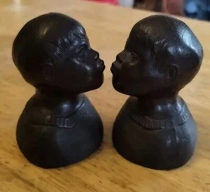 Paar afrikanische singende Jungen Büsten Dark Resin - Bild 1 von 4