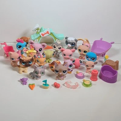 Pacchetto di 20 personaggi e accessori Littlest Pet Shop, include cani e gatti LPS #1 - Immagine 1 di 4