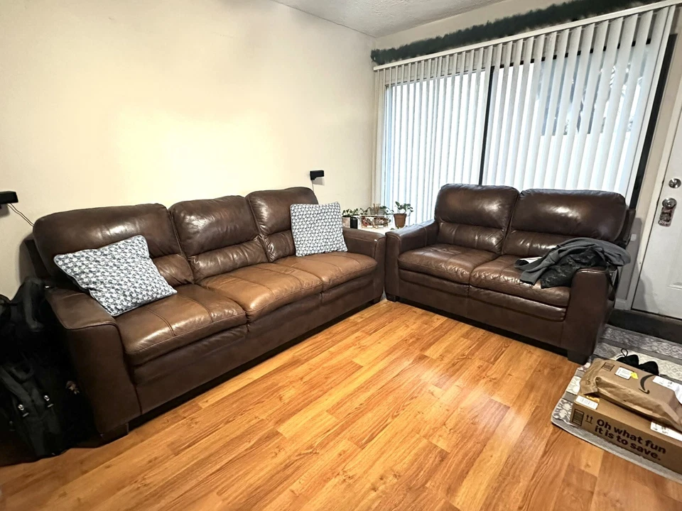 Sofá de cuero marrón Foto 1 de 4