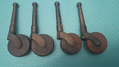 Juego de cuatro ruedas antiguas de hierro fundido de 4 pulgadas con ruedas de madera Foto 1 de 4