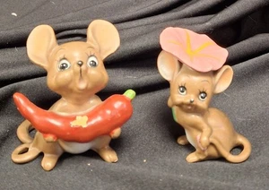 VTG 2 x JOSEF ORIGINALS MOUSE VILLAGE Figurines CHILLI PEPPER & FLOWER MICE - Foto 1 di 14