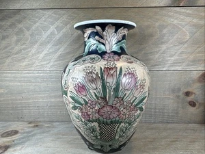 Vintage Made In Macau Hand Painted beautiful Porcelain Vase 9 Inches - Picture 1 of 7