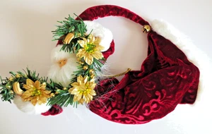 LG 9" ANCHO SANTA ADORNO SOSTENIENDO RAMA DE PINO CON FLORES DE PASCUA DORADAS Y CUENTAS - Imagen 1 de 7