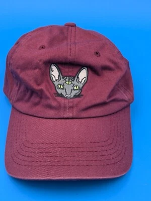 Gorra de béisbol Urban Outfitters granate - bordado de gato de tres ojos, ajustable Foto 1 de 4