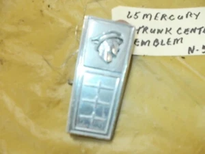 1965 MERCURY MONTERY, 4-DOOR BREEZEWAY TRUNK CENTER EMBLEM, ORIGINAL N-543 E - Foto 1 di 4