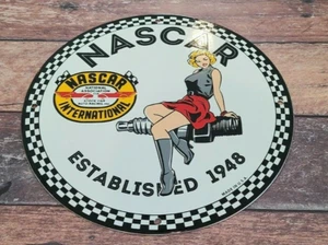 VINTAGE NASCAR STOCK CAR PORZELLAN AUTORENNEN ZÜNDKERZE SERVICE SCHILD - Bild 1 von 12
