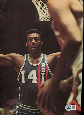 Página de revista firmada por Oscar Robertson 8x11 Cincinnati Royals Beckett #BP55295 Foto 1 de 3