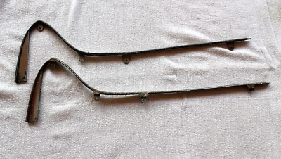 71-73 Molduras de farol inferiores Mercury Cougar XR7 RH e LH ~ Driver / Restauração - Imagem 1 de 4