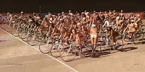 Foto de ciclismo de niña con fondo graso - Imagen 1 de 1