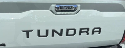 Carta de inserción de puerta trasera para accesorios tundra 2022-2024 insignia trasera emblema negro Foto 1 de 4