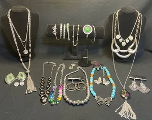 Vintage bis jetzt Konvolut silberfarben Schmuck Halskette Armband Ohrringe Ring Schmetterling - Bild 1 von 13