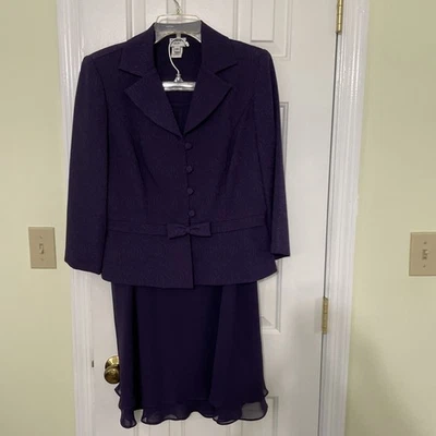 Dorby 2pc Skirt Suit Embossed  Size 10 - Image 1 of 4