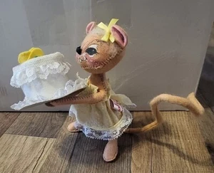 Bambola Annalee 1995 Compleanno Bambina Topo che tiene la torta rosa gialla 7" - Foto 1 di 11