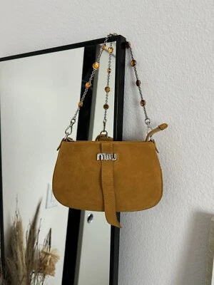Mini bandolera/hombro de gamuza MiuMiu con correa con joyas Foto 1 de 4