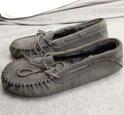 Minnetonka Suede Kilty Slipper womens 11 Grey faux fur lining Moccasin Hardsole - Image 1 of 4
