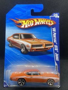 Hot Wheels 2010 #84 ‘69 Pontiac GTO Judge Muscle Mania Long Card - Picture 1 of 5