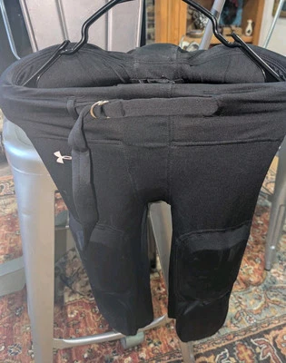 Almohadillas de fútbol integradas Under Armour UA Youth XL 7, negras Foto 1 de 4