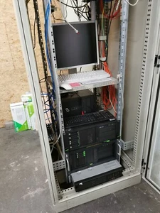 Server Tower Fujitsu TX2560 M2, TX200 S6 und Telefonanlage - Bild 1 von 10