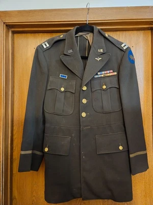 Chaqueta de Capitán del Ejército de los Estados Unidos Segunda Guerra Mundial Original con Parche Hap Arnold, Alas de Aviación Foto 1 de 4