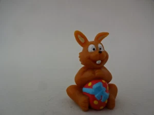 Ostern / Deko Figur / Osterhase mit rotem Ei mit blauer Schleife - Bild 1 von 1