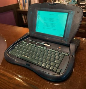 Apple Newton eMate 300 funciona con alimentación y lápiz óptico OEM excelente estado LEER - Imagen 1 de 13