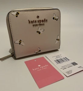 PORTAFOGLIO KATE SPADE NEW YORK STACIE BEES STAMPATO PICCOLO ZIP INTORNO BIFOLD NUOVO CON ETICHETTE - Foto 1 di 23