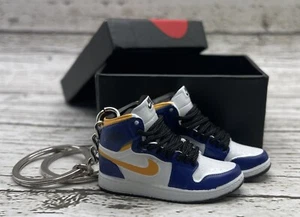 Par de llaveros para zapatillas de baloncesto púrpura 3D con caja mini regalo bombo zapatilla - Imagen 1 de 1