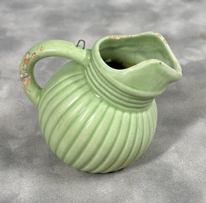 Mini jarra de cerámica acanalada vintage esmalte verde hecha en China envejecida Chippy - Imagen 1 de 7